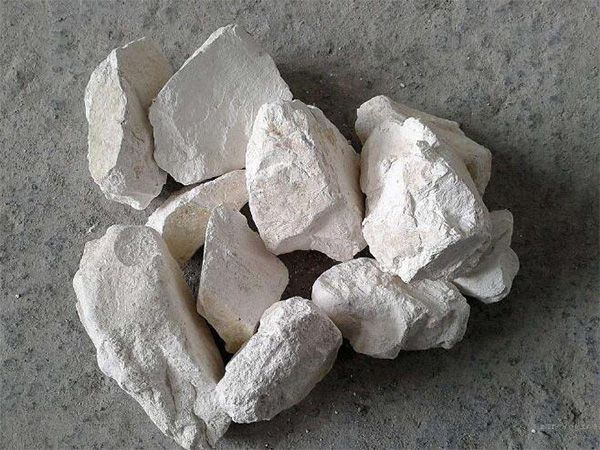 為什么要在魚塘里撒生石灰？